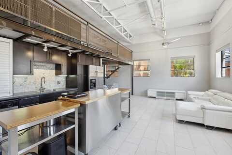 215 N Walton Street, Dallas, TX 75226