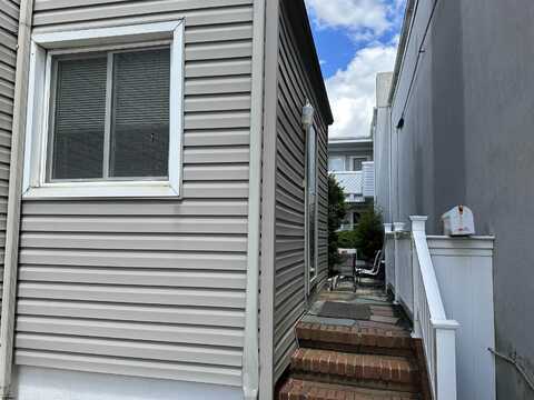 33 S Benson Ave, Margate City, NJ 08402