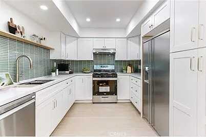 Barrington Av, Los Angeles, CA 90068