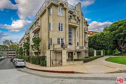 Highland Ave, Los Angeles, CA 90049