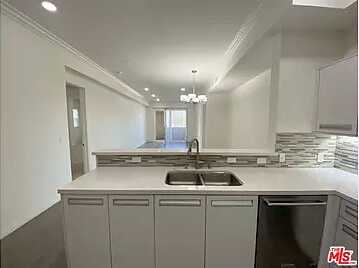 Woodlake And Valeri, Los Angeles, CA 90010