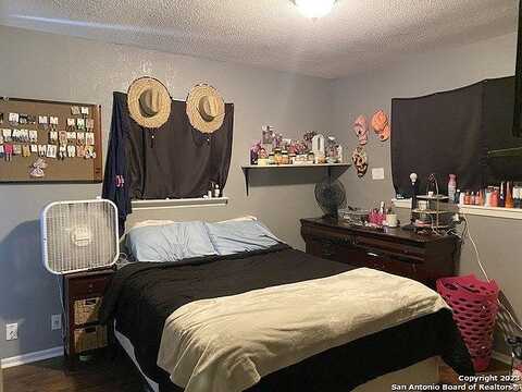 Louise, SEGUIN, TX 78155