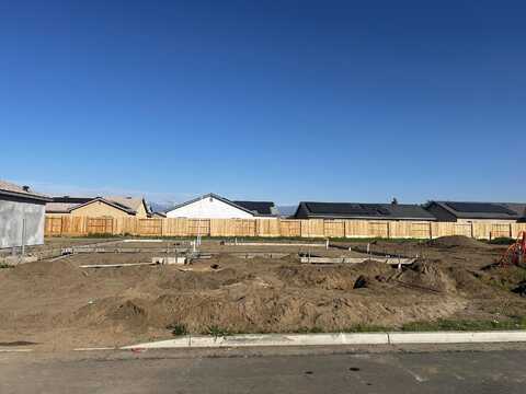 Ohio Place W, Porterville, CA 93257