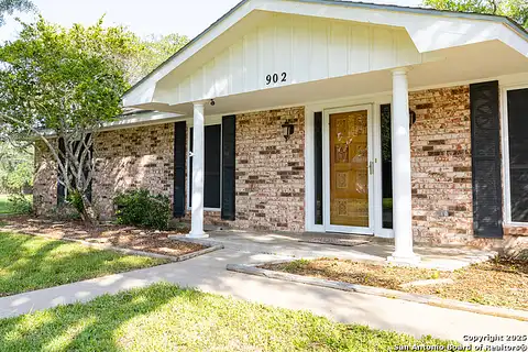 E Newhall, Beeville, TX 78102