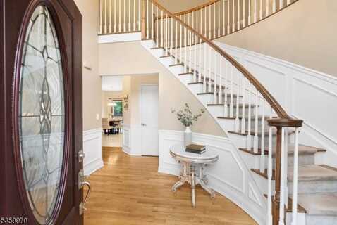 9 Oakridge Rd, Clinton, NJ 08801
