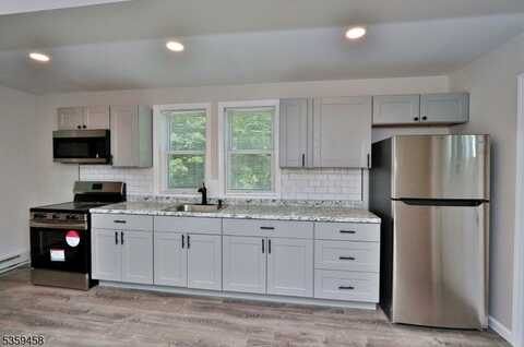 12 Apple Trl, Jefferson Twp., NJ 07438