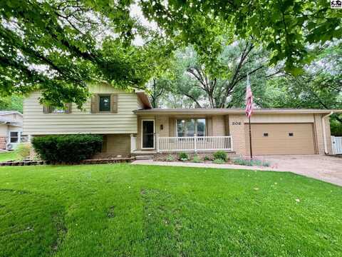 806 Mountain Ash Ln, Hutchinson, KS 67502