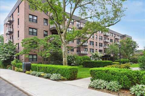 4 Birchwood Court, Mineola, NY 11501