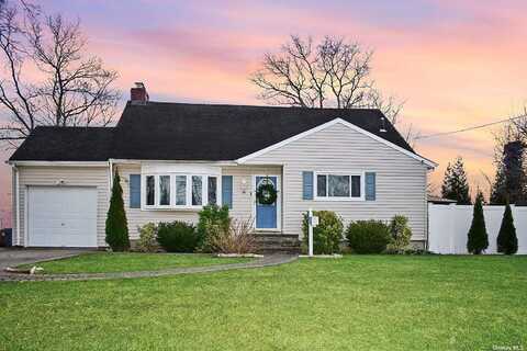 24 Southwood Lane, North Babylon, NY 11703