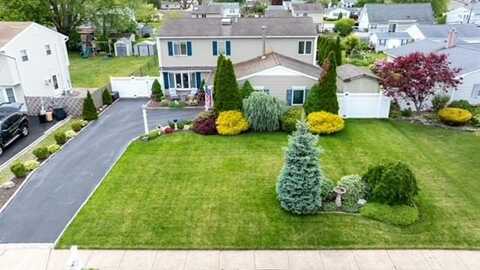 436 Greenbelt Parkway, Holtsville, NY 11742