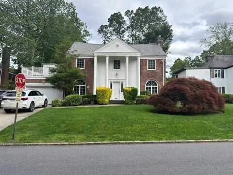 26 Woodland Place, Great Neck, NY 11021