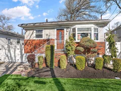 2105 N Railroad Avenue, Staten Island, NY 10306