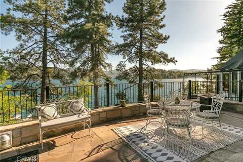 923 Lake Edge Way, Lake Arrowhead, CA 92352