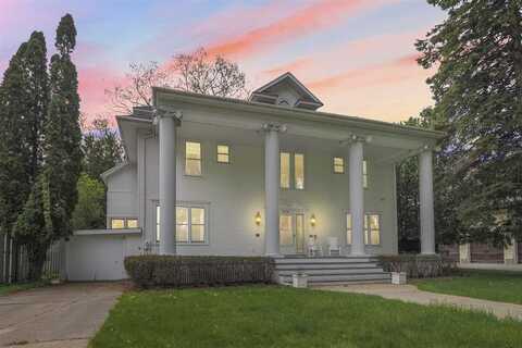 306 E Dixon, Charlevoix, MI 49720