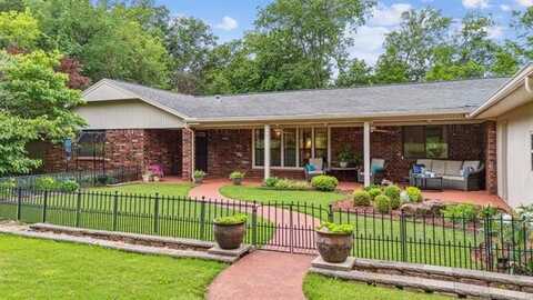 1503 N Fox Street, Chouteau, OK 74337