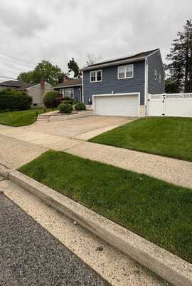 10 Cranberry Ln, Plainview, NY 11803
