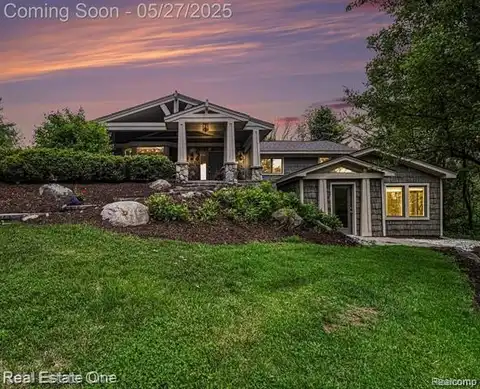 2855 Lynn Drive, White Lake, MI 48386