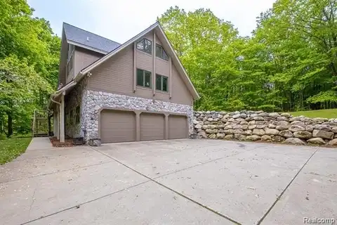 4076 CROSS Road, White Lake, MI 48386