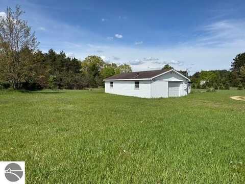 5672 Houghton Lake Road, Lake City, MI 49651