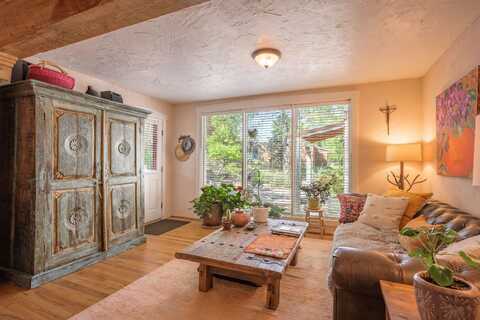 607 Valverde, Taos, NM 87571
