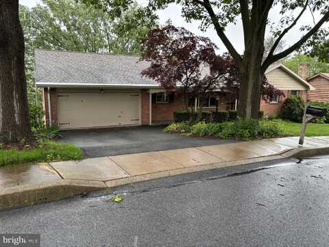 134 BROAD STREET, AKRON, PA 17501