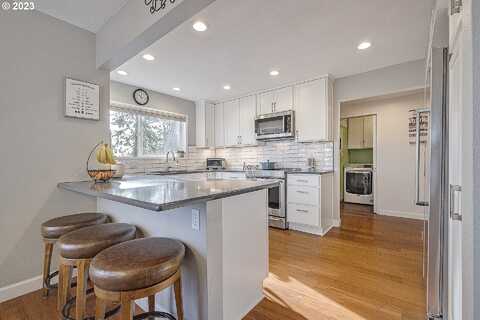 Eagle Crest Dr, Lake Oswego, OR 97035