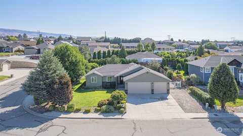 Makenna, EAST WENATCHEE, WA 98802