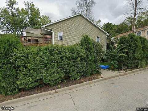Maple, PEWAUKEE, WI 53072