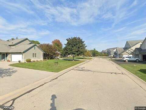 N30W23035 Pineview Cir, Pewaukee, WI 53072