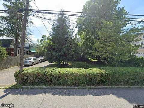 Glen Cove Dr, GLEN HEAD, NY 11545
