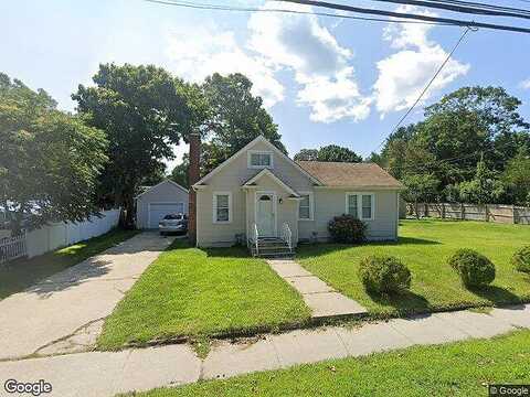 Fannig Avenue, Hampton Bays, NY 11946