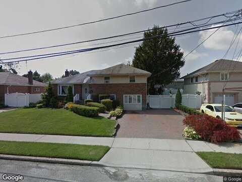 Berry Hill Ln, Bethpage, NY 11714