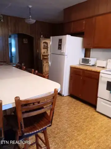 Oak, PINEVILLE, KY 40977