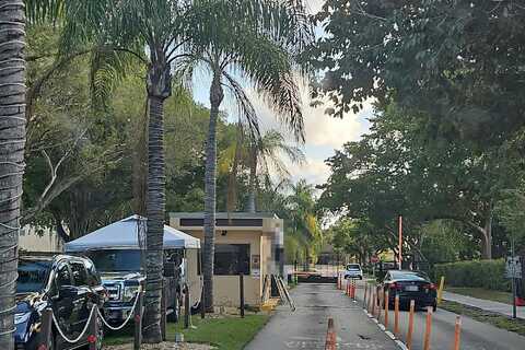 Fox, HOLLYWOOD, FL 33024