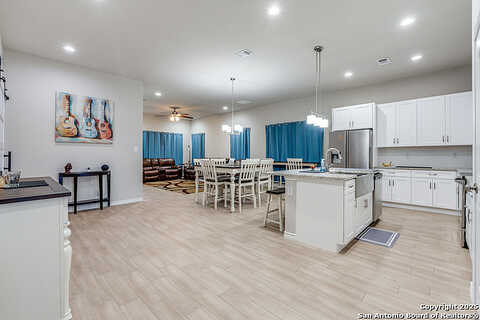 Crestview, FLORESVILLE, TX 78114