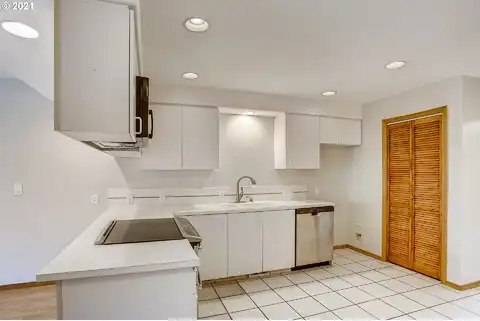 E Burnside St, Portland, OR 97233