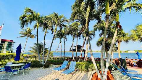 Half Moon Cir, Hypoluxo, FL 33462