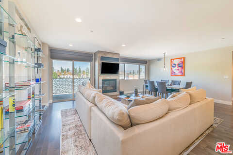 Fruitland Dr, Studio City, CA 91604