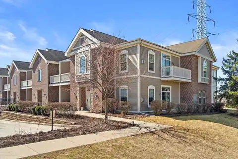 Roxbury Way, Waukesha, WI 53186