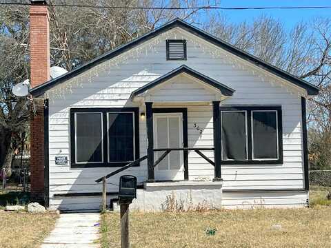 Moore, DEVINE, TX 78016