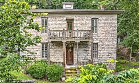 32 Armstrong ST, Eureka Springs, AR 72632