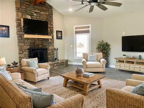 11843 Cemetery RD, Rogers, AR 72756