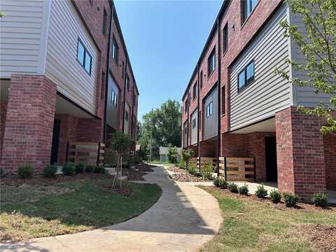 927 SE 10th ST, Bentonville, AR 72712