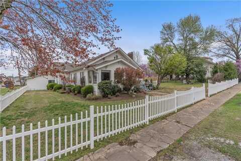 105 SE 4th AVE, Gravette, AR 72736