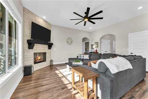 500 Yona LN, Farmington, AR 72730