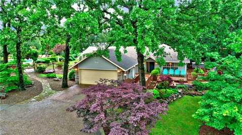 811 E Township ST, Fayetteville, AR 72703