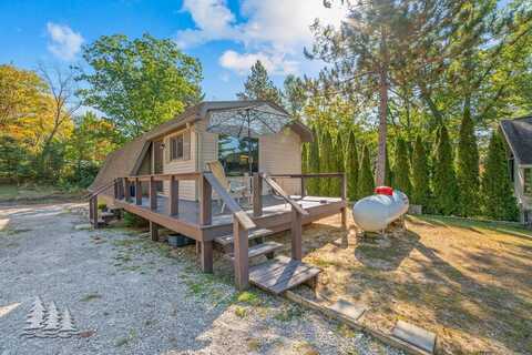 6122 Beach Road, Johannesburg, MI 49751