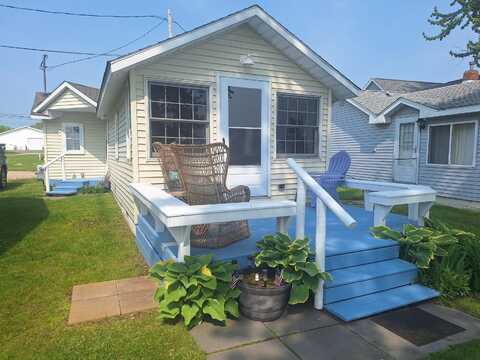 6390 W Houghton Lake Drive, Houghton Lake, MI 48629