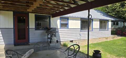 9810 US Hwy 12 Ave, Naches, WA 98937