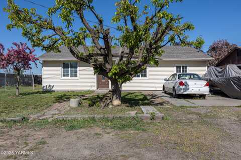 622 W 2nd St, Mabton, WA 98935